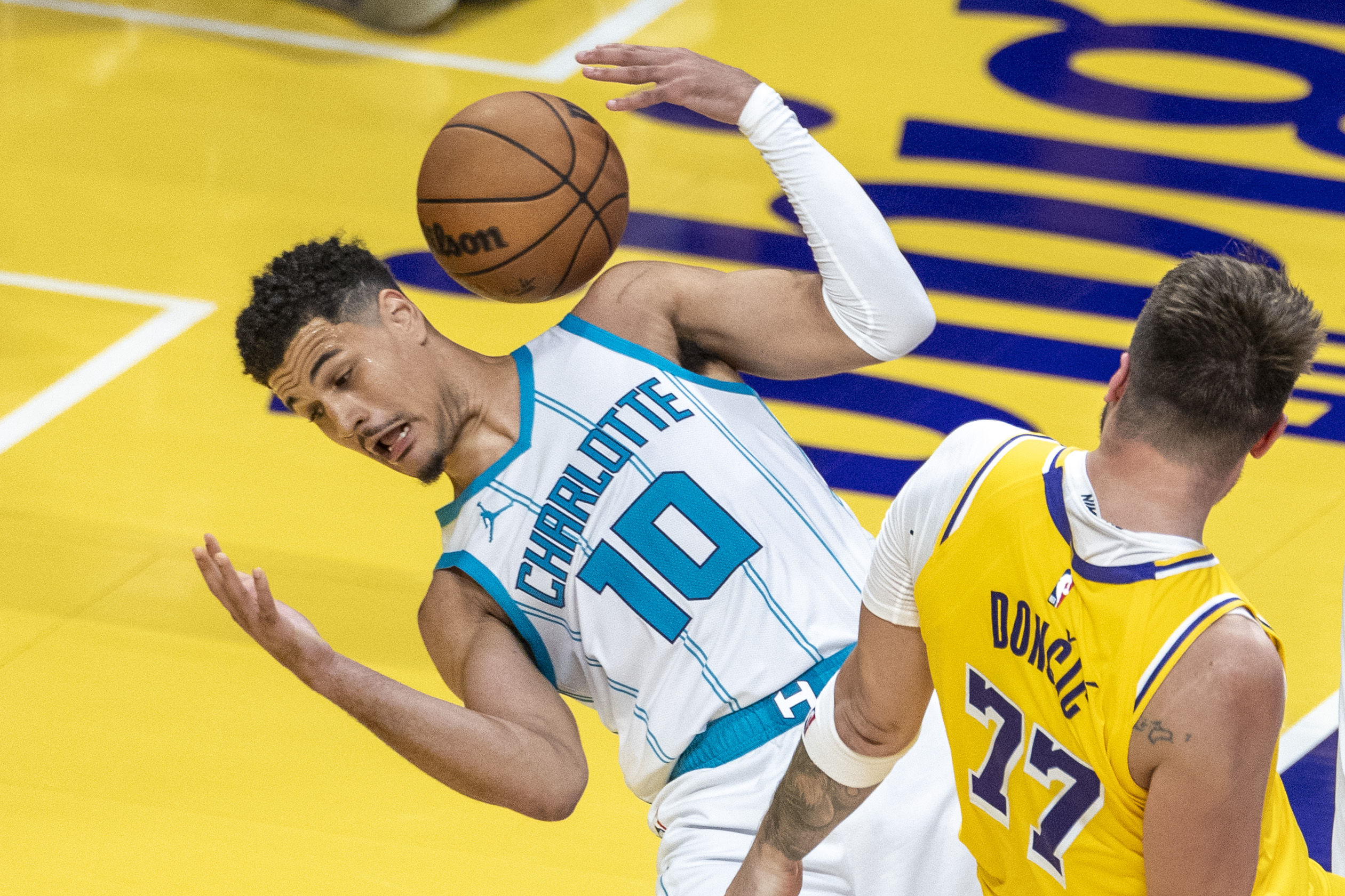 星空app-今晨体能课后；夏洛特黄蜂队长鼓劲备战欧联；压力陡增；高层口径保持一致-星空app